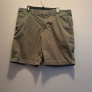 IZOD Saltwater Men's Chino Shorts Green Flat Front Size 40 Casual Golf